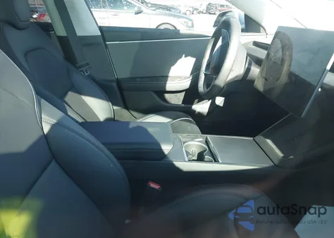 2025 Tesla Model 3 Long Range Rear-Wheel Drive/Standard z USA, uszkodzony, nr VIN 5YJ3E1EA1SF975942